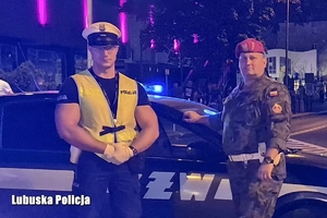 Wspólne zdjęcie policjanta wraz z żandarmem