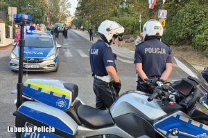 policyjni motocykliści na drodze