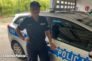 Policjantka obok radiowozu