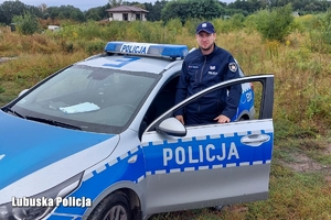 Policjant obok radiowozu