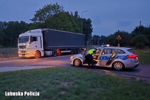 ciężarówka i radiowóz stoją na drodze