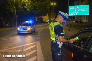 Policjanci w badają trzeźwość kierujących