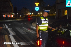 Policjanci w badają trzeźwość kierujących