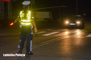 Policjanci w badają trzeźwość kierujących