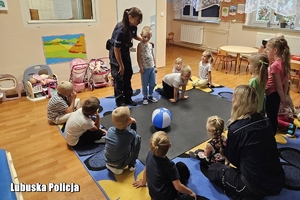 policjantki uczą przedszkolaków