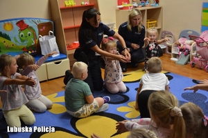 policjantki uczą przedszkolaków