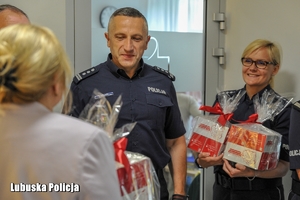 policjanci niosą dary dla hospicjum