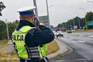 Policjant mierzy prędkość kierujących