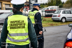 Współpraca Policji i Inspekcji Transportu Drogowego w trakcie kontroli drogowej