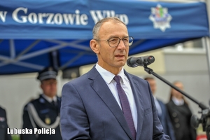 Wojewoda Lubuski przemawia przez mikrofon