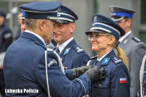 policjantka otrzymuje medal