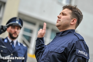 ślubujący policjant