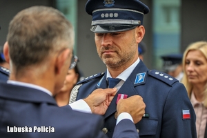 policjant otrzymuje medal