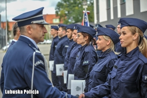 policjant gratuluje policjantce