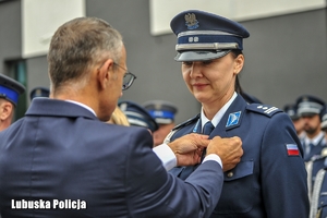 policjantka otrzymuje medal