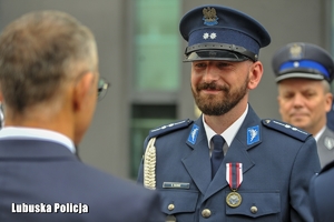 policjant otrzymuje medal