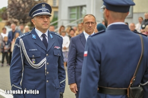 policjant odbiera meldunek