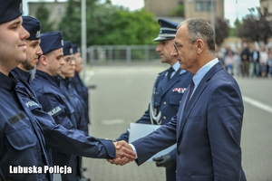 policjantka odbiera gratulacje