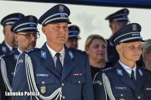 policjanci stojący w szeregu