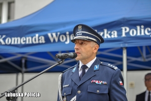 policjant przemawia przez mikrofon