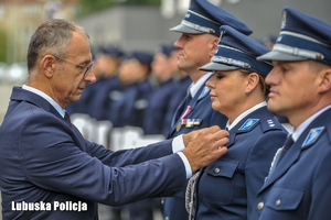 policjantka odbiera medal