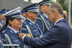 policjantka otrzymuje medal