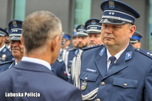 policjantka otrzymuje medal