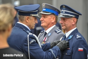 policjantka otrzymuje medal