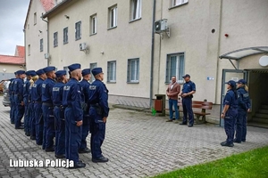 Policjanci ustawieni w szyk