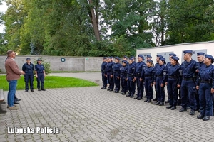 Policjanci ustawieni w szyk