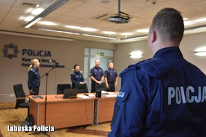 policjant stoi na sali