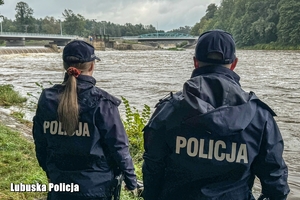 Policjantka i policjant monitorują stan rzeki