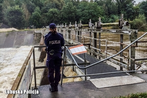 Policjantka monitoruje stan rzeki