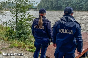 Policjantka i policjant monitorują stan rzeki