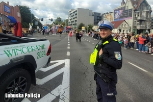 policjant stoi na drodze