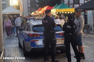 policjanci rozmawiają z mężczyzną