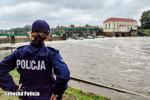 Policjantka przy rzece