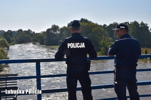 Policjanci monitorują sytuację nad wodą