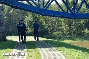 Policjanci monitorują sytuację nad wodą