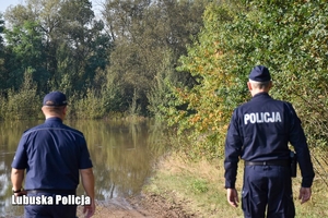 Policjanci monitorują sytuację nad wodą