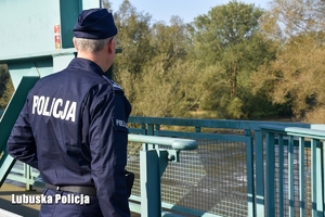 Policjanci monitorują sytuację nad wodą