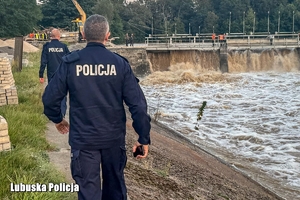 Policjanci przy rzece