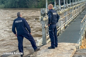 Szef lubuskich policjantów razem z kierownictwem Policji w Żaganiu na miejscu działań związanych z powodzią