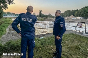 Policjanci przy rzece