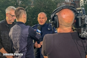 Policjant podczas konferencji prasowej