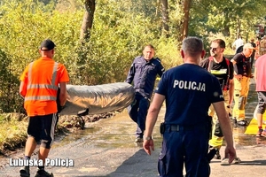 Policjanci wraz innymi służbami pomagają przy zabezpieczeniu miejsc zagrożonych