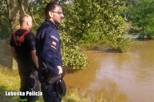 Policjanci wraz innymi służbami pomagają przy zabezpieczeniu miejsc zagrożonych