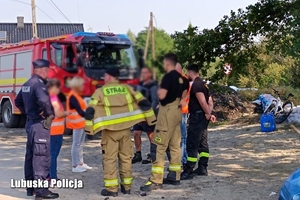 Przedstawiciele służb rozmawiają z innymi osobami