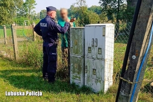 Policjant rozmawia z mężczyzną