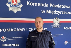 policjant stoi przy ściance